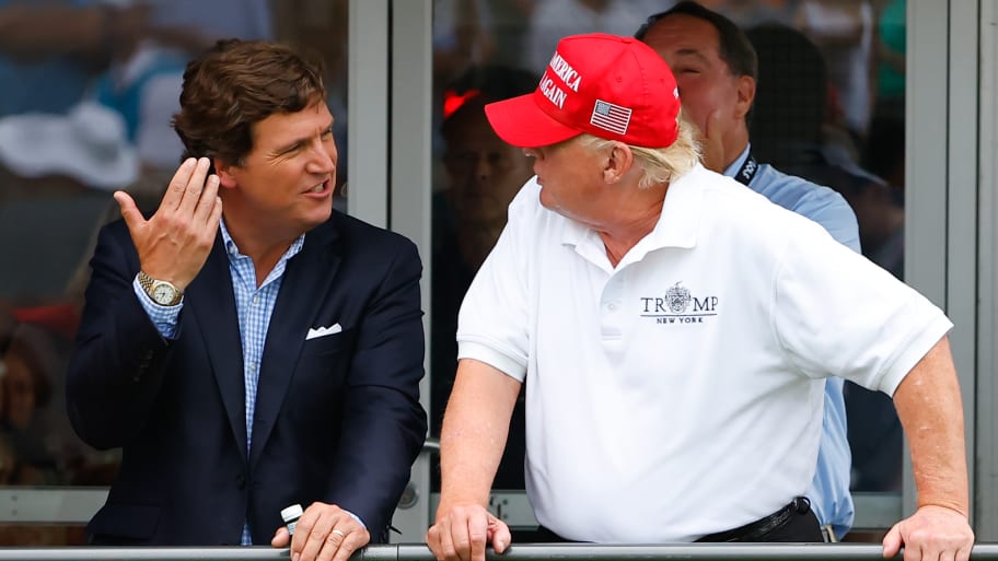 Cựu Tổng thống Mỹ Donald Trump trò chuyện với người dẫn chương trình Tucker Calson (trái). Ảnh: Getty Images
