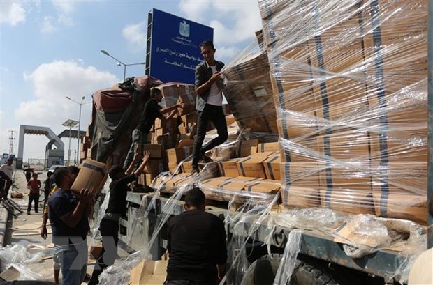 Bốc dỡ hàng viện trợ cho người dân Gaza tại khu vực cửa khẩu Rafah ngày 2-11-2023. (Ảnh: THX/TTXVN)