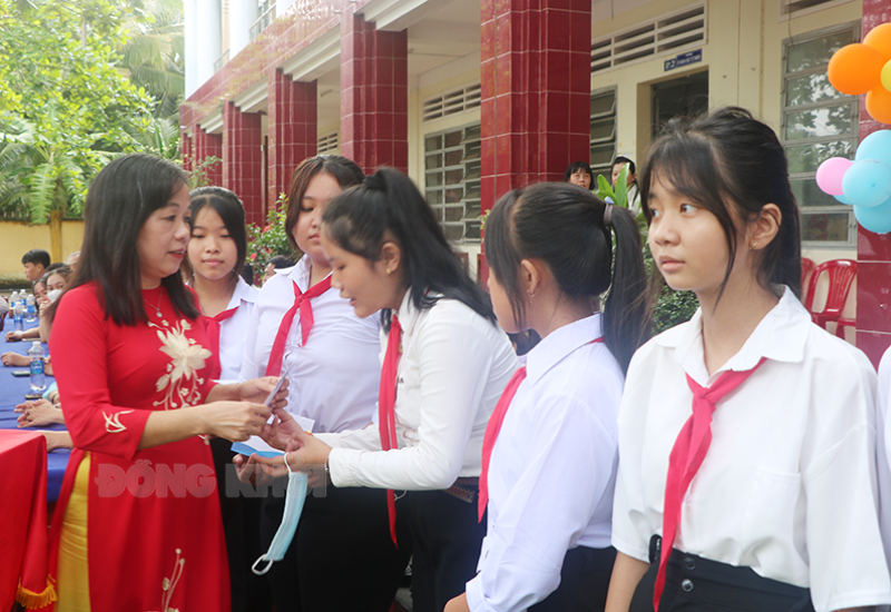 Nhiều hoạt động kỷ niệm 41 năm Ngày Nhà giáo Việt Nam Giám đốc Sở Giáo dục và Đào tạo La Thị Thúy nhấn mạnh các hoạt động là nhằm ôn lại truyền thống lịch sử hình thành và phát triển của ngành giáo dục.