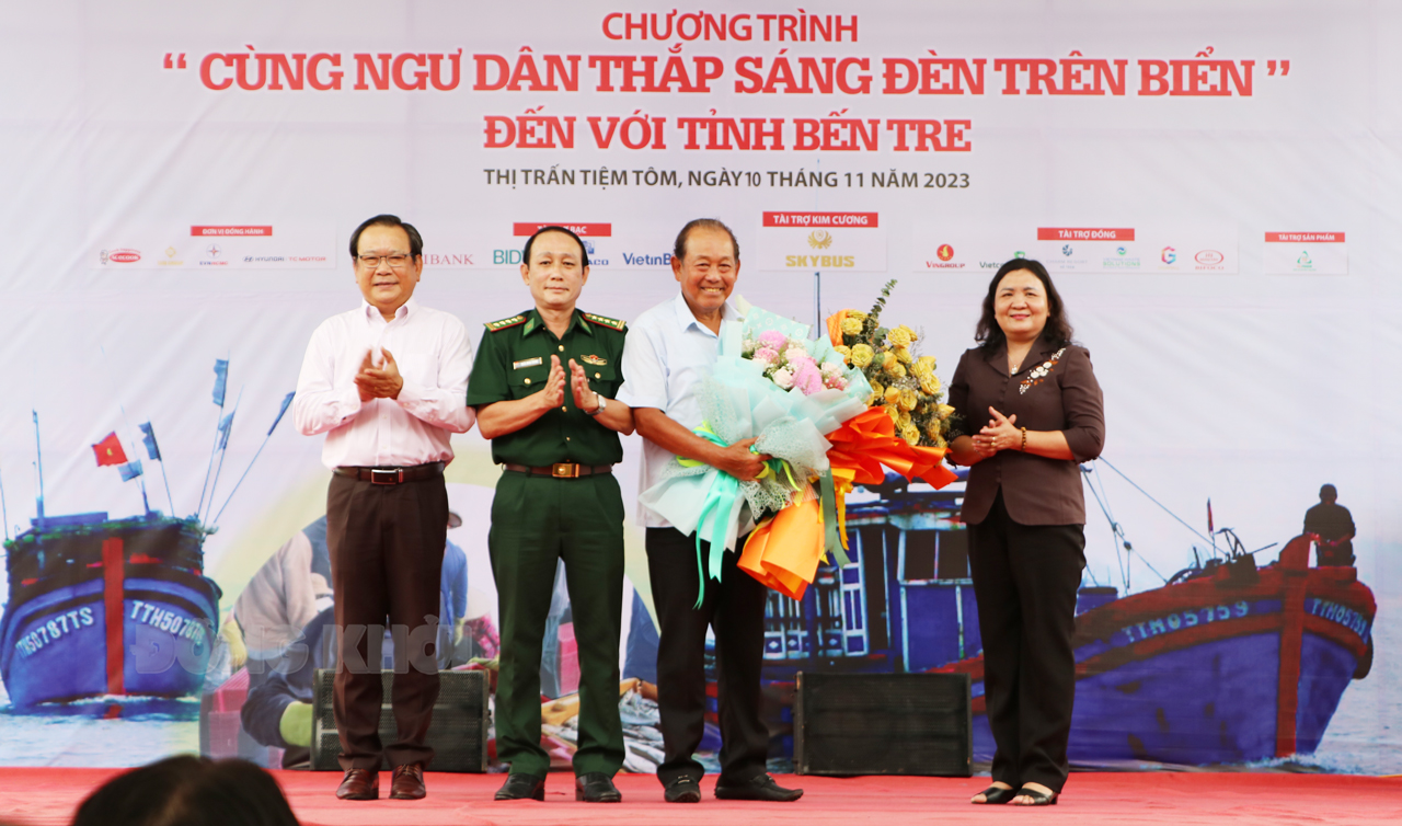 Lãnh đạo tỉnh và đại biểu tặng hoa nguyên Ủy viên Bộ Chính trị, nguyên Phó thủ tướng Thường trực Chính phủ Trương Hòa Bình nhân dịp ông nhận Huy hiệu 50 năm tuổi Đảng vào ngày 9-11-2023.