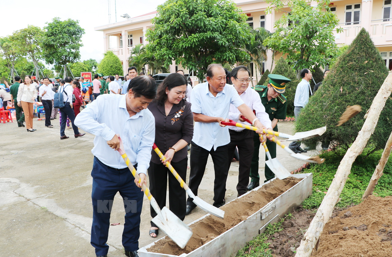 Các đại biểu trồng cây lưu niệm tại đồn Biên phòng Hàm Luông.