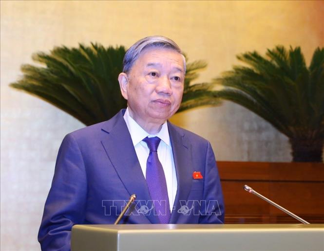 Bảo đảm tính mạng, sức khỏe, tài sản của người dân khi tham gia giao thông Bộ trưởng Bộ Công an Tô Lâm trình bày Tờ trình về dự án Luật Trật tự, an toàn giao thông đường bộ. Ảnh: Văn Điệp/TTXVN