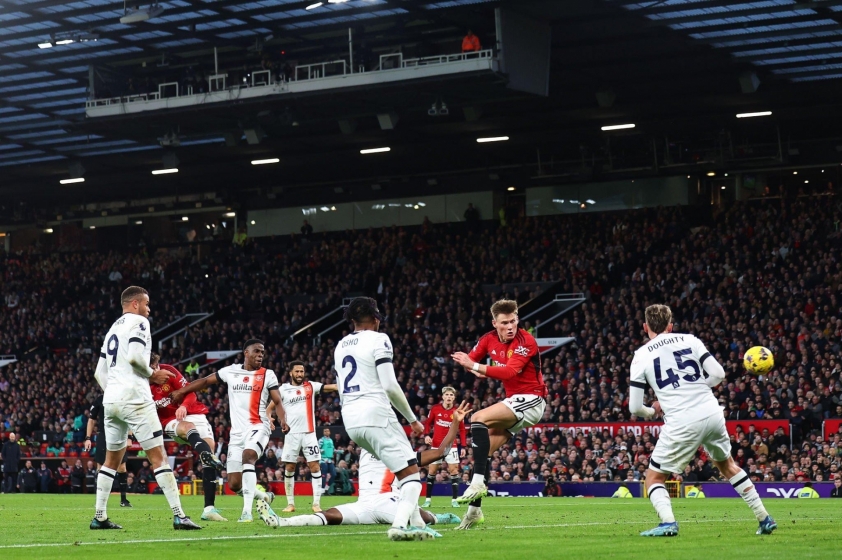 MU nối lại mạch thắng, Arsenal áp sát ngôi đầu của Man City Pha bỏ lỡ đáng tiếc của Hojlund ở hiệp 1 khiến anh vẫn chưa có bàn nào tại Ngoại hạng Anh mùa này. Ảnh: Getty