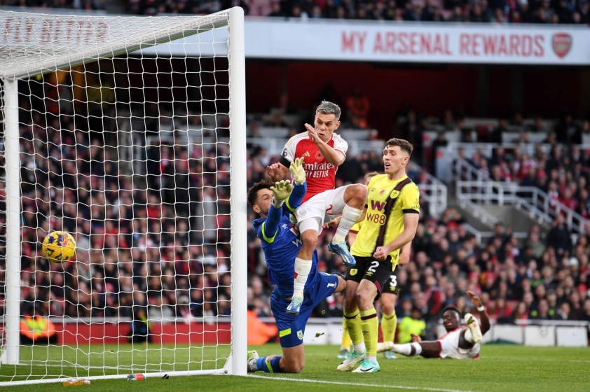MU nối lại mạch thắng, Arsenal áp sát ngôi đầu của Man City Trossard lăn xả lao về phía cột dọc để đưa bóng vào lưới mở tỷ số cho Arsenal. Ảnh: Getty