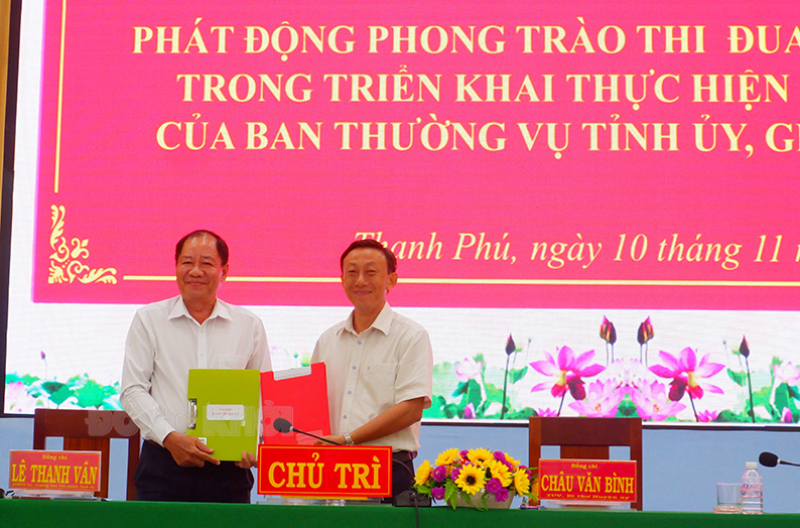 Phát động phong trào thi đua “Đồng khởi mới” trong triển khai thực hiện Chỉ thị số 16-CT/TU Trưởng ban Nội chính Tỉnh ủy Lê Thanh Vân và Bí thư Huyện ủy Châu Văn Bình tiến hành ký kế hoạch phối hợp.