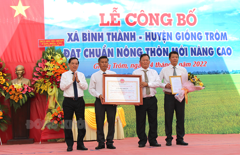 Ông Đào Văn Hội “có duyên” trong xây dựng xã nông thôn mới Chủ tịch UBND tỉnh Trần Ngọc Tam trao bằng công nhận xã nông thôn mới nâng cao cho đại diện lãnh đạo xã Bình Thành.