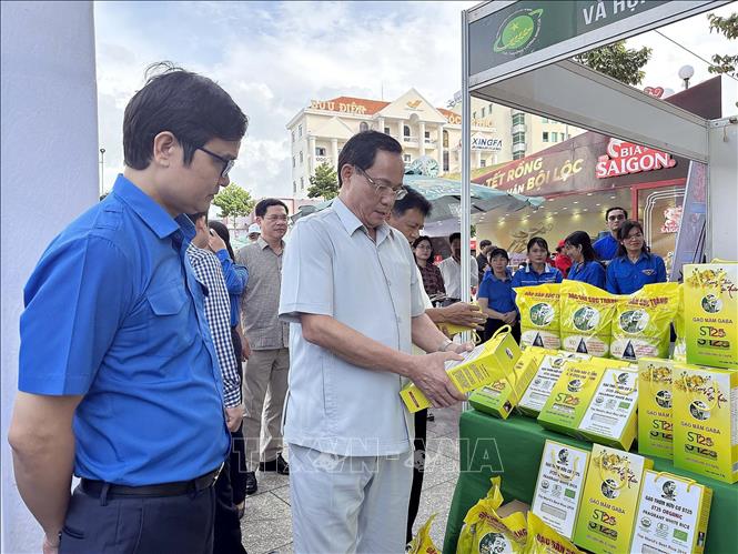 Phó chủ tịch Quốc hội Trần Quang Phương thăm một gian hàng sản phẩm OCOP của thanh niên.