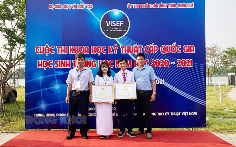 Thầy Bùi Văn Tròn (bìa trái) cùng nhóm học sinh đạt giải nhất Cuộc thi Khoa học kỹ thuật cấp quốc gia năm học 2020-2021. Ảnh: Minh Sơn