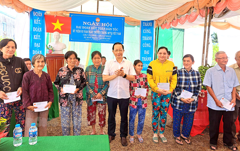 Phó chủ tịch Thường trực UBND tỉnh - Trưởng đoàn đại biểu Quốc hội tỉnh Nguyễn Trúc Sơn trao quà cho hộ nghèo.