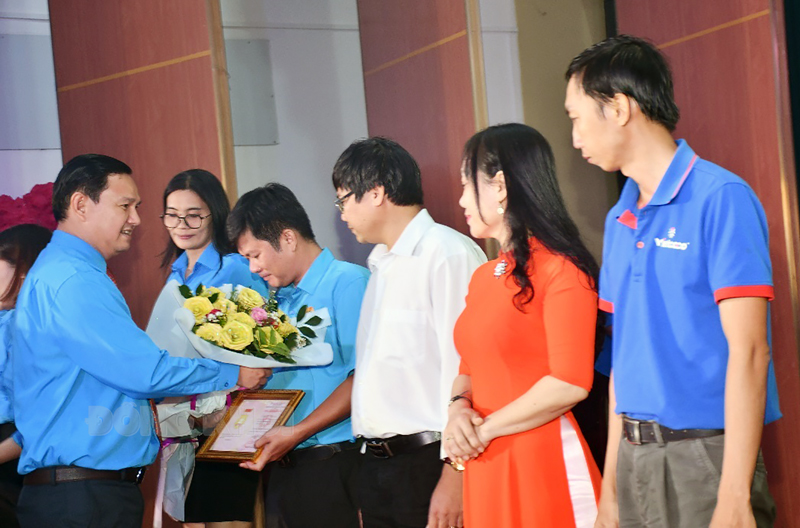 Chủ tịch Liên đoàn Lao động tỉnh Nguyễn Phúc Linh trao bằng lao động sáng tạo cho các đoàn viên công đoàn tiêu biểu trong lao động sáng tạo năm 2022.