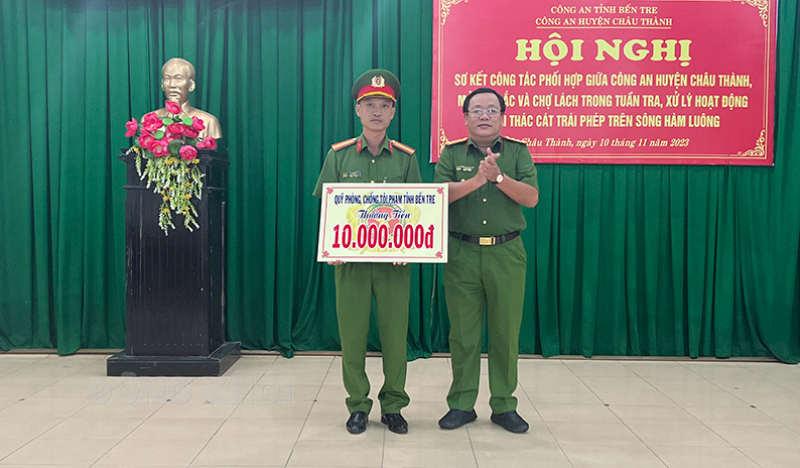 Tăng cường đấu tranh với hoạt động khai thác cát trái phép Lãnh đạo Công an tỉnh thưởng nóng cho Công an xã An Khánh (Châu Thành) trong công tác phòng chống khai thác cát trái phép.