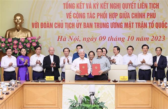 Thủ tướng Phạm Minh Chính và Chủ tịch Ủy ban Trung ương MTTQ Việt Nam Đỗ Văn Chiến ký kết phối hợp giữa Chính phủ và Đoàn Chủ tịch Ủy ban Trung ương MTTQ Việt Nam. (Ảnh: Dương Giang-TTXVN)