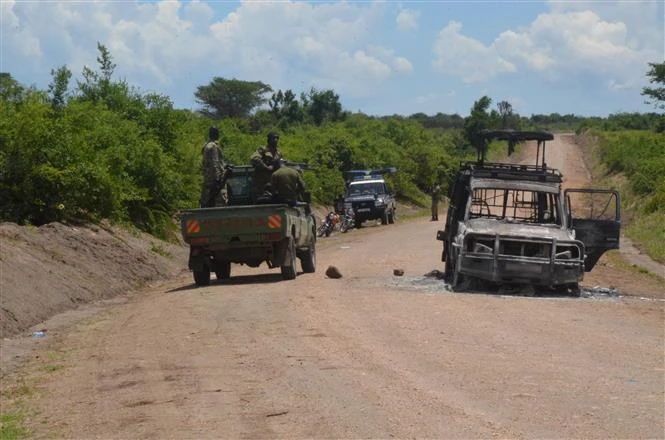 Uganda bắt thủ lĩnh phiến quân bị buộc tội khủng bố và sát hại khách nước ngoài Binh sỹ Uganda tuần tra tại hiện trường vụ tấn công trong Công viên Quốc gia Nữ hoàng Elizabeth thuộc huyện Kasese, ngày 18-10-2023. (Ảnh: THX/TTXVN)