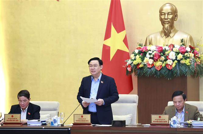 Làm rõ một số vấn đề của dự thảo Luật Tài nguyên nước Chủ tịch Quốc hội Vương Đình Huệ điều hành phiên họp chiều 14-11. Ảnh: Doãn Tấn/TTXVN