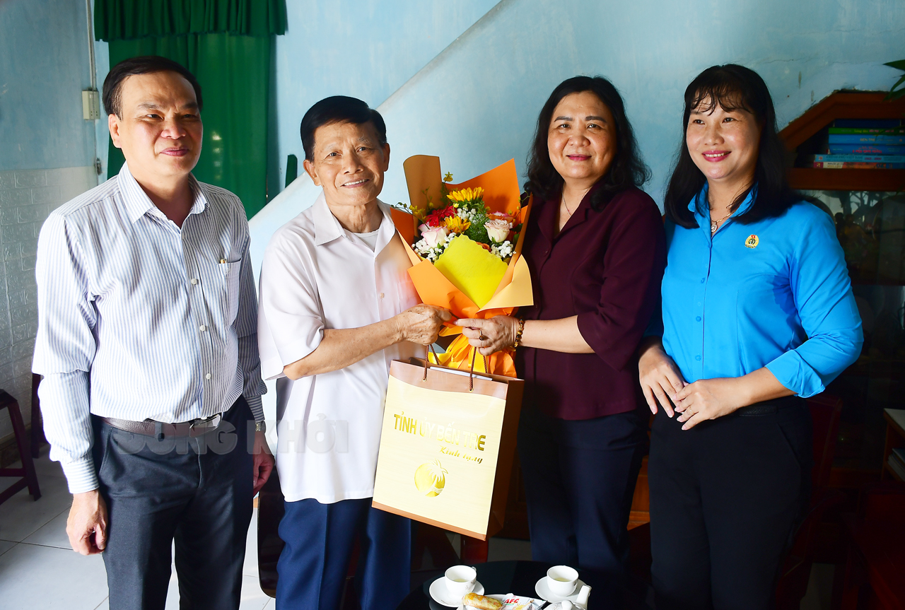 Phó bí thư Thường trực Tỉnh ủy - Chủ tịch HĐND tỉnh Hồ Thị Hoàng Yến thăm nhà giáo về hưu tại TP. Bến Tre Phó bí thư Thường trực Tỉnh ủy, phụ trách Tỉnh ủy - Chủ tịch HĐND tỉnh Hồ Thị Hoàng Yến thăm, trao hoa, quà cho ông Nguyễn Thanh Sơn ở Phường Phú Khương.