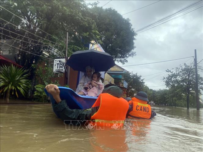 Mưa lũ gây nhiều thiệt hại tại khu vực miền Trung Lực lượng chức năng đưa người dân ở khu vực bị ngập sâu tại Thừa Thiên - Huế đến nơi an toàn. Ảnh: TTXVN phát