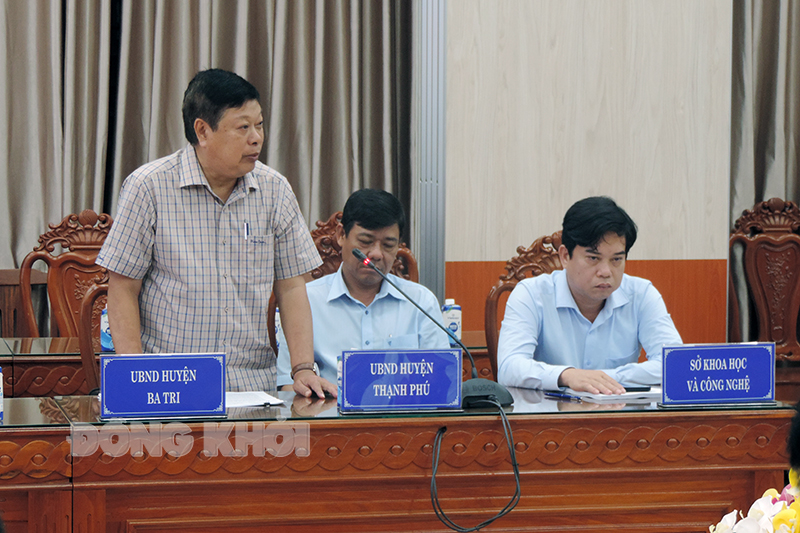 Đại biểu huyện Ba Tri phát biểu tại phiên họp.
