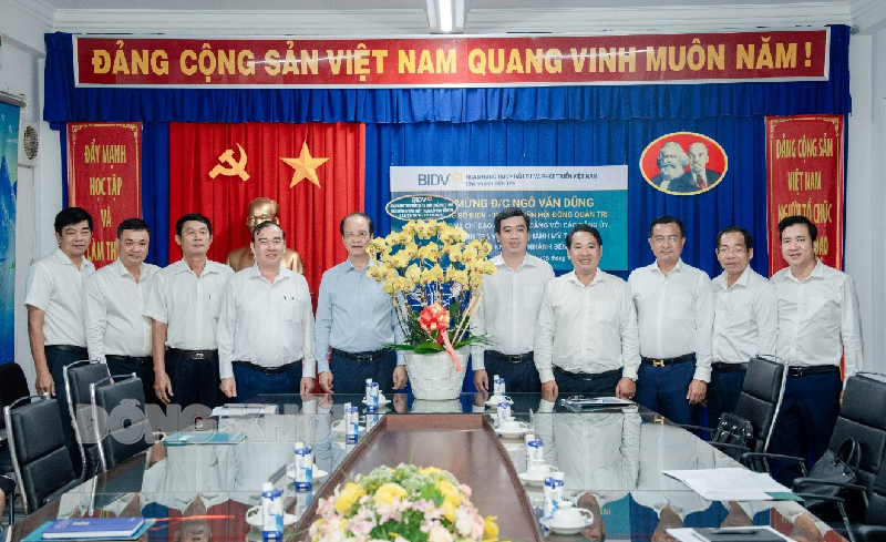 Chúc mừng 47 năm Ngày thành lập BIDV Chi nhánh Bến Tre Ủy viên Ban Chấp hành Đảng bộ - thành viên Hội đồng quản trị Ngân hàng BIDV Ngô Văn Dũng chúc mừng kỷ niệm 47 năm Ngày thành lập Chi nhánh.