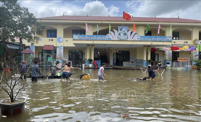 Trường học của xã Hải Chánh, huyện Hải Lăng, Quảng Trị ngập sâu trong nước. Ảnh: Thanh Thủy/TTXVN