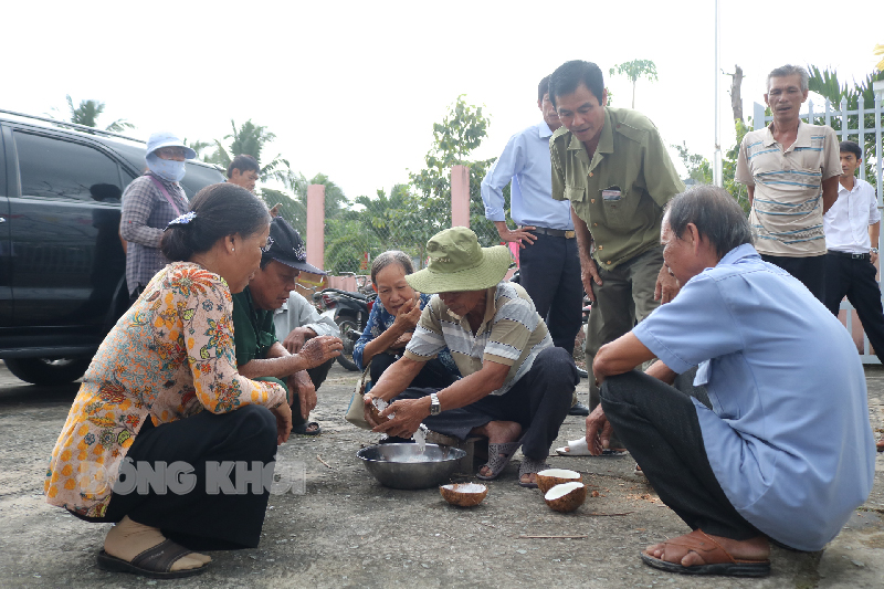 Bà con nhân dân ấp Hữu Chiến thi nạo dừa tại ngày hội.
