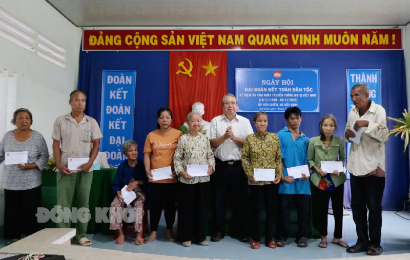 Trưởng ban Tuyên giáo Tỉnh ủy Cao Văn Dũng tặng quà cho hộ nghèo, khó khăn của ấp Hữu Chiến.