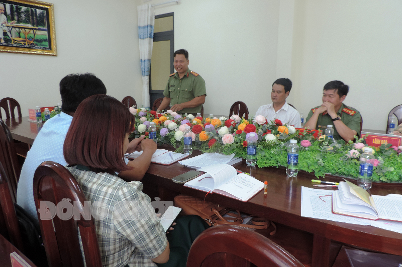 Đại diện Công an huyện Bình Đại trao đổi làm rõ thêm nội dung đoàn khảo sát đặt ra.