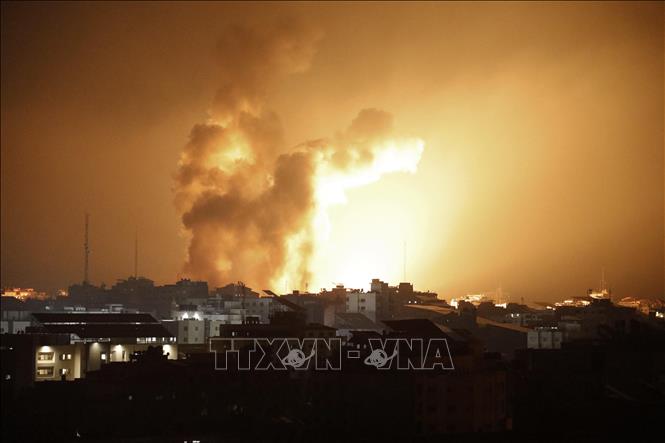 Khói lửa bốc lên từ các tòa nhà sau khi Israel oanh tạc thành phố Gaza ngày 8-10-2023. Ảnh: AFP/TTXVN