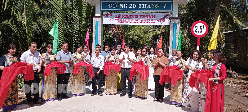 Bình Khánh khánh thành tuyến đường 20-11, ấp An Thạnh Đại biểu thực hiện nghi thức cắt băng khánh thành tuyến đường 20-11.