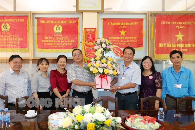 Phó trưởng Ban Tuyên giáo Tỉnh uỷ Hồ Trọng Tâm tặng lẵng hoa, chúc mừng ngày Nhà giáo Việt Nam tại trường Cao đẳng Đồng Khởi. Ảnh: Thiên Hà.
