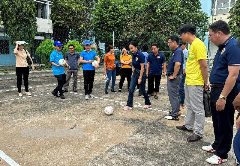 Học viên Trường Chính trị Bến Tre thi đấu môn sút bóng cầu môn tại Hội thao chào mừng lễ 20-11.