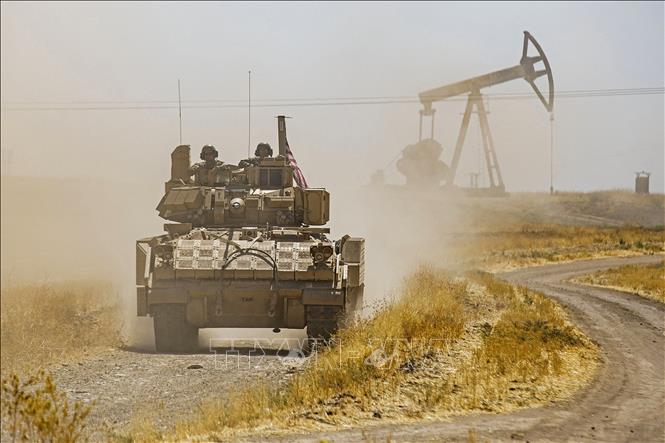 Các vụ nổ làm rung chuyển căn cứ quân sự của Mỹ tại Syria Binh sĩ Mỹ tuần tra tại thị trấn al-Malikiya, tỉnh Hasakeh, Syria, ngày 17-7-2023. Ảnh tư liệu, minh họa: AFP/TTXVN