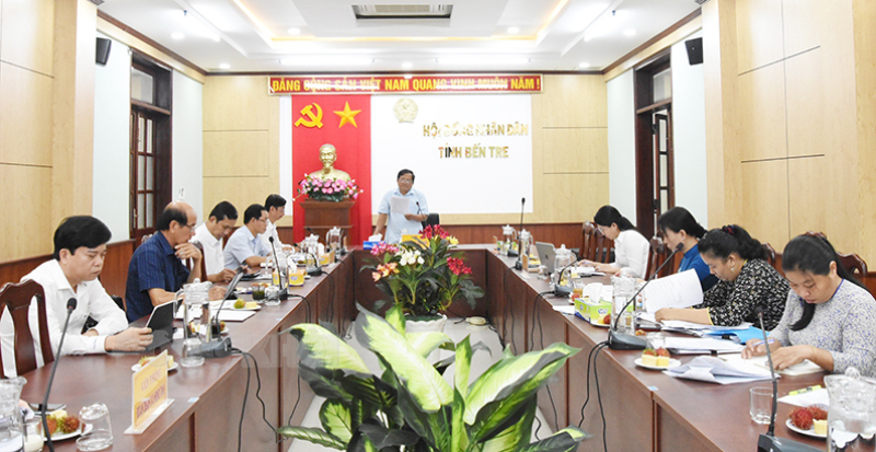 Trưởng ban Kinh tế - Ngân sách, HĐND tỉnh Nguyễn Văn Quới chủ trì cuộc họp.