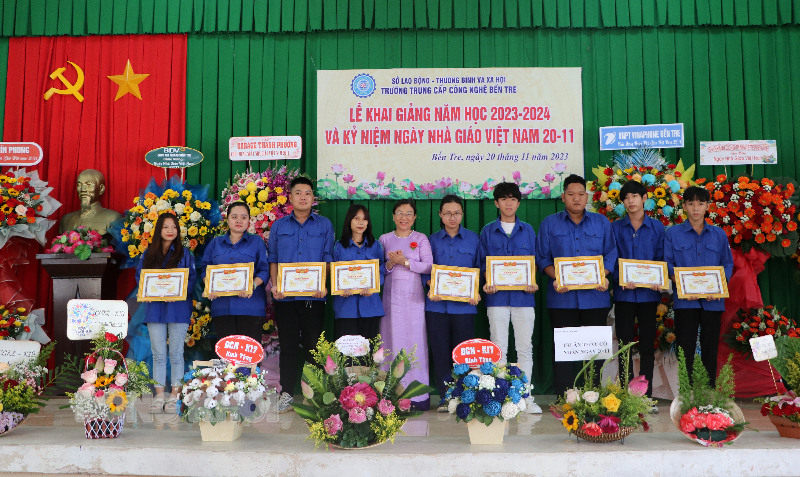 Trường Trung cấp Công nghệ Bến Tre khai giảng năm học 2023-2024 Học sinh giỏi, xuất sắc năm học 2022-2023 nhận thưởng tại buổi khai giảng.