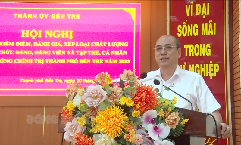 Bí thư Thành ủy Nguyễn Văn Tuấn phát biểu chỉ đạo hội nghị.