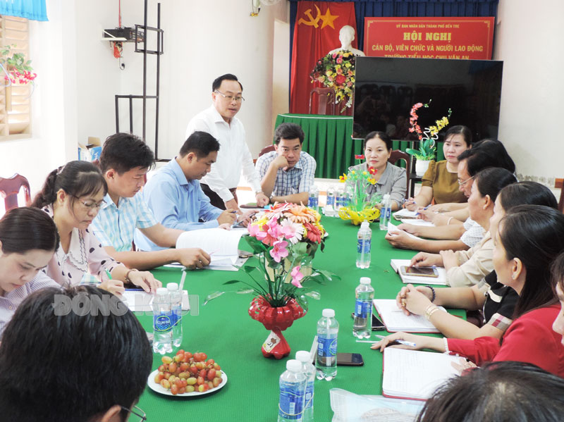 Phó trưởng Ban Dân vận Tỉnh ủy Bùi Văn Hản Em phát biểu tại buổi khảo sát.