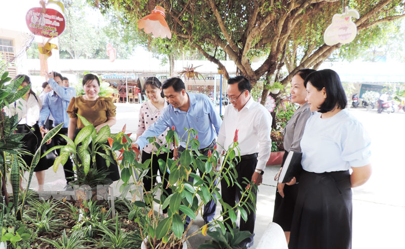 Đoàn tham quan mô hình tại Trường Tiểu học Chu Văn An.