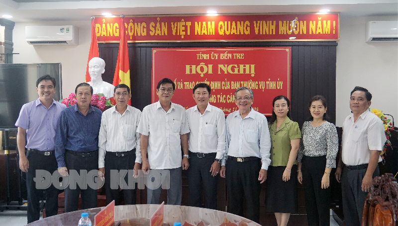 Đồng chí Đỗ Hoàng Minh (đứng giữa) chụp ảnh lưu niệm cùng cán bộ, công chức Ủy ban Kiểm tra Tỉnh ủy.