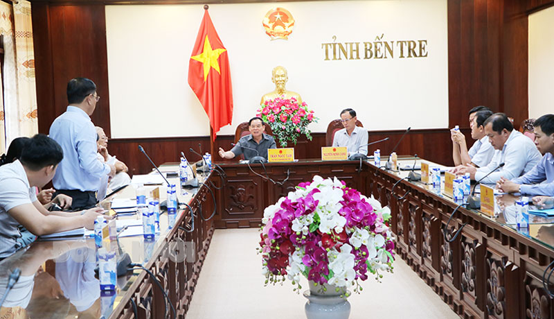 Chủ tịch UBND tỉnh Trần Ngọc Tam lắng nghe và trao đổi tại buổi làm việc.