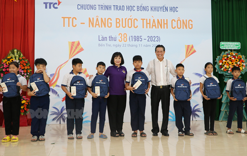 Trao học bổng cho các em học sinh.