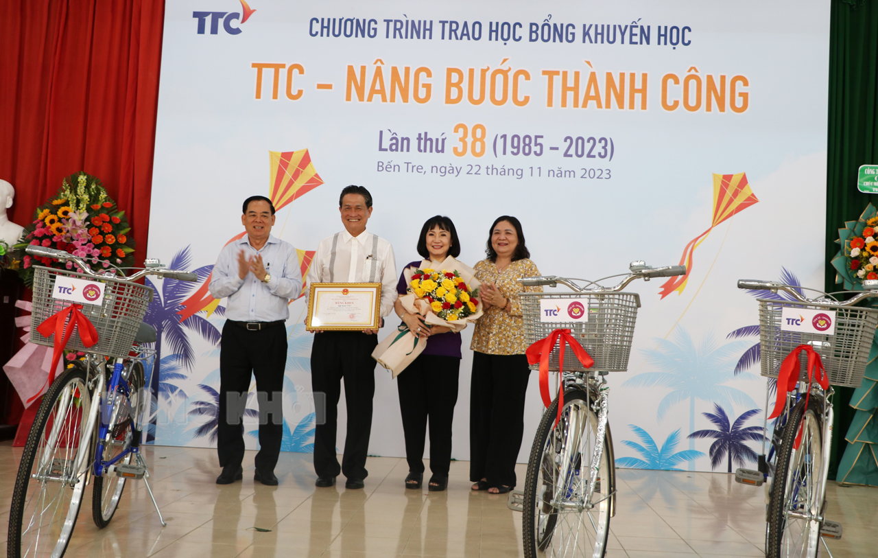 Lãnh đạo tỉnh trao bằng khen của UBND tỉnh và trao hoa tri ân sự đóng góp của Tập đoàn TTC.