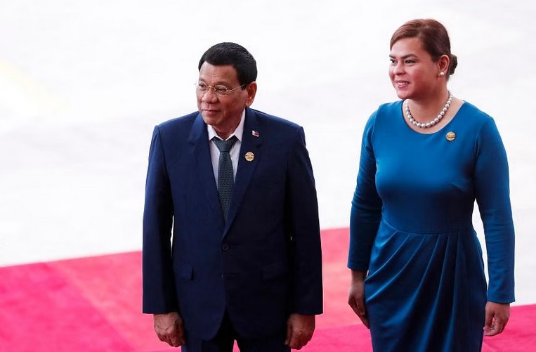 Cựu Tổng thống Philippines Rodrigo Duterte (trái) và con gái Sara Duterte. Ảnh: AFP