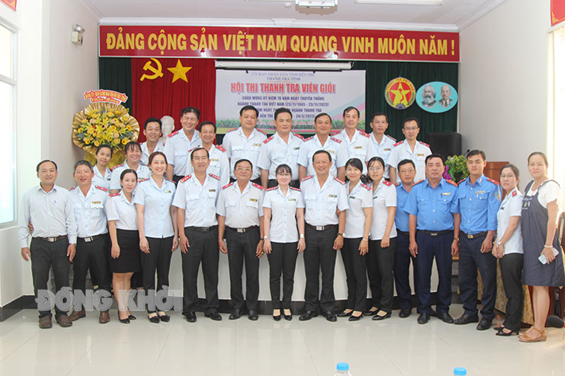 Ngành Thanh tra tỉnh phát huy truyền thống, tiếp tục hoàn thành xuất sắc nhiệm vụ Ban lãnh đạo Thanh tra tỉnh chụp ảnh lưu niệm với đại diện các đội tham dự Hội thi Thanh tra viên giỏi năm 2023. Ảnh: Đ. Chính
