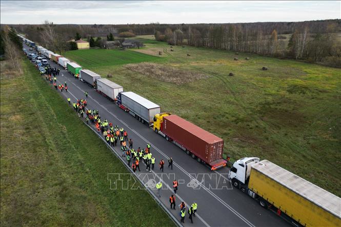 Các xe tải nối đuôi nhau thành hàng dài gần cửa khẩu biên giới Ba Lan - Ukraine tại Dorohusk, Ba Lan, ngày 10-11-2023. Ảnh: AFP/TTXVN