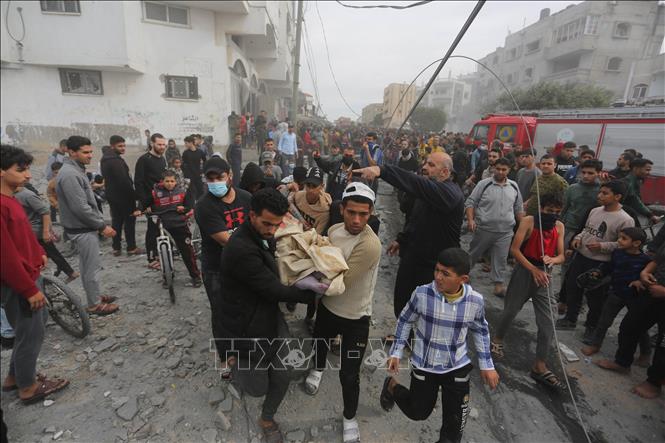 Chuyển người bị thương sau các cuộc oanh tạc của Israel xuống thành phố Rafah, miền Nam Dải Gaza, ngày 22-11-2023. Ảnh: THX/TTXVN