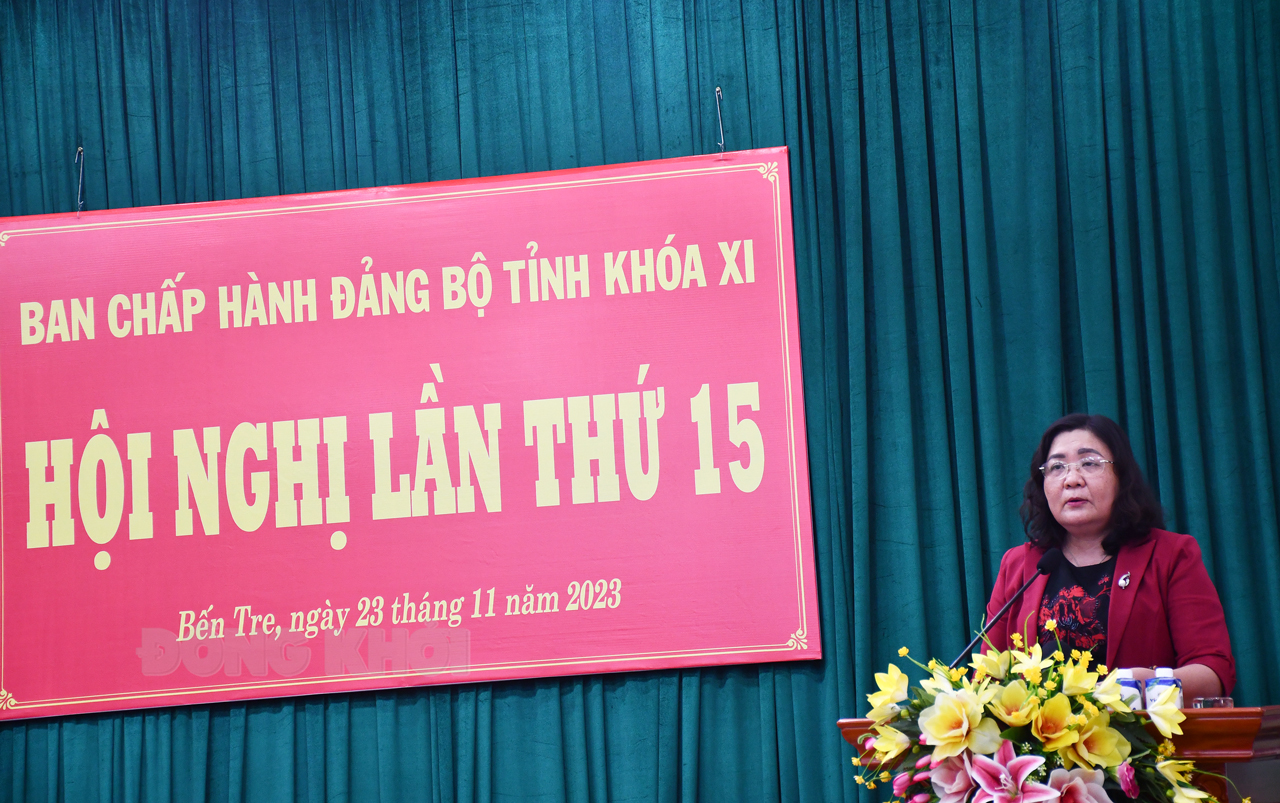 Phó bí thư Thường trực Tỉnh ủy, phụ trách Tỉnh ủy - Chủ tịch HĐND tỉnh Hồ Thị Hoàng Yến phát biểu khai mạc hội nghị.