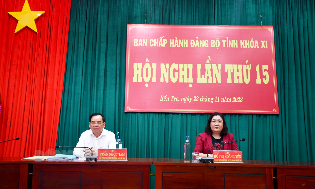 Chủ trì hội nghị.