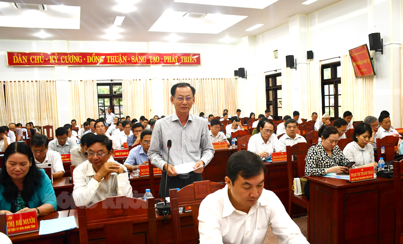 Phó chủ tịch UBND tỉnh Nguyễn Minh Cảnh phát biểu thảo luận tại hội trường. Ảnh: Hữu Hiệp