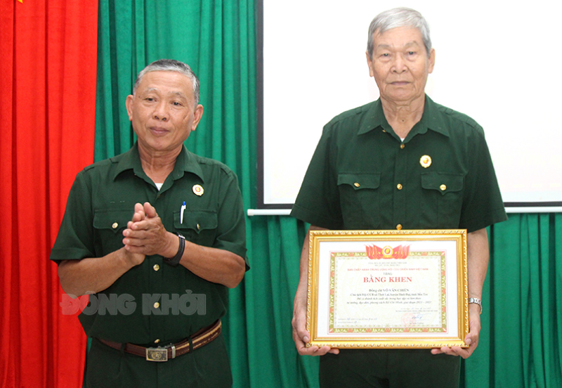 Hội Cựu chiến binh tỉnh sơ kết 3 năm thực hiện phong trào thi đua “Đồng khởi mới” giai đoạn 2020 - 2025 Phó chủ tịch Hội Cựu chiến binh tỉnh Nguyễn Văn Hải trao bằng khen của Trung ương Hội Cựu chiến binh Việt Nam cho hội viên xuất sắc