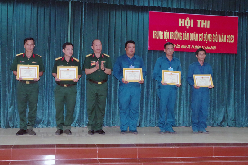 Thượng tá Mai Văn Chính, Phó tham mưu trưởng Bộ CHQS tỉnh, Phó trưởng ban tổ chức hội thi trao giải cho các tập thể và cá nhân đạt thành tích cao trong hội thi.