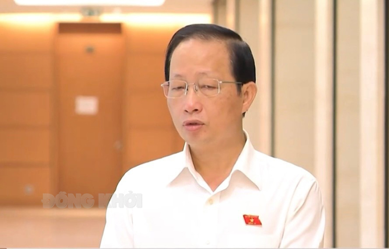 Đại biểu Nguyễn Trúc Sơn trả lời phỏng vấn bên lề kỳ họp Quốc hội. Ảnh: Hồng Yến